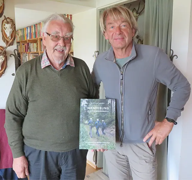 Buchautor Rudi Lumetsberger (rechts) überreicht seine druckfrische Buchausgabe an den St. Georgener Ahnenforscher Wolfgang Schachenhofer. „Schachenhofer durchforstete Kirchenbücher, entzifferte alte Schriften und rekonstruierte die väterliche Linie unserer Familie. Daraus entstand ein Stammbaum, der über zehn Generationen zurückreicht – mehrere Jahrhunderte tief.“ | Foto: Lumetsberger