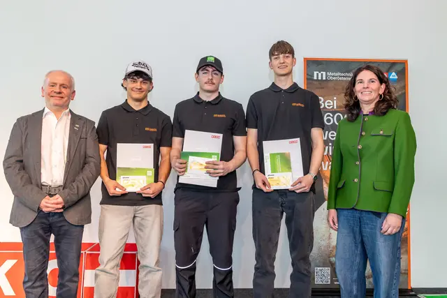 Die Sieger in Stahlbautechnik/Schweißtechnik mit Gratulanten: Alois Hinterer, Bundes- und Landeslehrlingswart Metalltechnik, Felix Schmidseder (2.Platz), Michelle Huber (1. Platz), Simon Peter Reischl (3. Platz), Landesinnungsmeister-Stellvertreterin Verena Majer. | Foto: Cityfoto