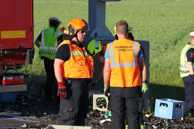 Aufgrund mangelhafter Ladesicherung verlor ein Transporter 180 Kisten und verteilte 3.600 Flaschen Bier auf der Fahrbahn bei Neukrichen bei Lambach. | Foto: laumat.at