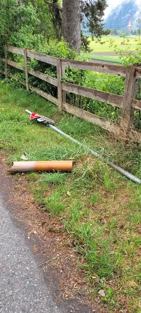 Vandalen haben in Karres mehrere Schilder schwer beschädigt. | Foto: Gstrein