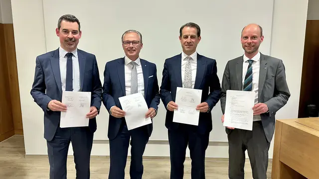 Die Vorstände der Raiffeisenbank Wels 
und Gunskirchen mit dem unterzeichneten 
Verschmelzungsvertrag. V.l. Andreas, 
Hohensasser; Roland Hechenberger, 
Michael Hag und Michael Kammerer. | Foto: Raifeisenbank Wels