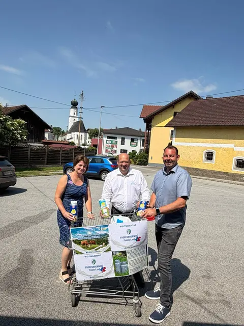 Milchverteilaktion in St. Aegidi, Enzenkirchen und Schardenberg vor regionalen Nahversorgern – v. l.: Bezirkssekretärin Sabine Hamedinger, FPÖ-Bezirksabauernobmann Günter Pichler und Enzenkirchens Bürgermeister Christian Gmundner. | Foto: FPÖ
