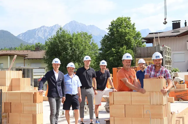v.l.n.r.: Lukas Krösslhuber (Geschäftsführer TVB Wilder Kaiser), Kommerzialrat und Baubeirat Walter Eisenmann, Mathias Treichl (ST.Architektur), Gabriel Eder (Tourismusmanager Söll), Alois Horngacher (Sennereiobmann), Hannes Ploner (Betriebsleiter Buchauer und Strasser), Georg Horngacher (Vorstand TVB Wilder Kaiser)
 | Foto:  TVB Wilder Kaiser