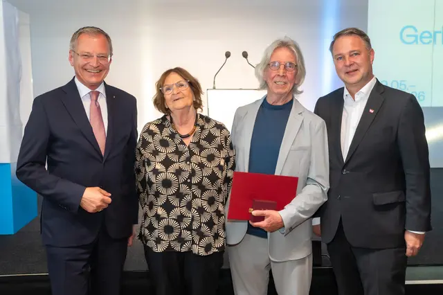Von links: Landeshauptmann Thomas Stelzer (ÖVP), Margit und Gerhard Haderer sowie Vizekanzler Andreas Babler (SPÖ). | Foto: Röbl