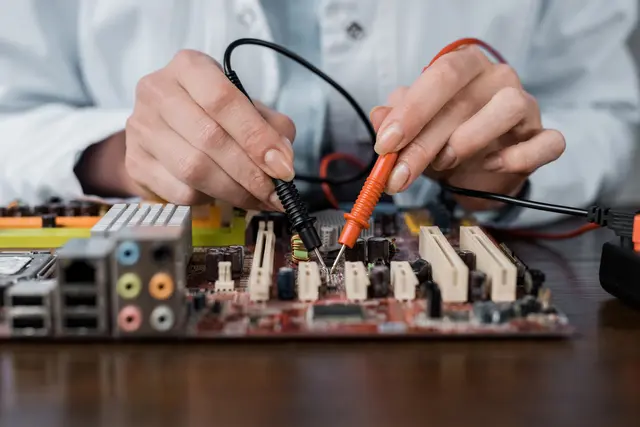 Nach rund zwölf Wochen Verhandlungen haben sich die Sozialpartner in der Elektro- und Elektronikindustrie auf einen neuen Kollektivvertrag verständigt. (Symbolbild) | Foto: AllaSerebrina/Smarterpix