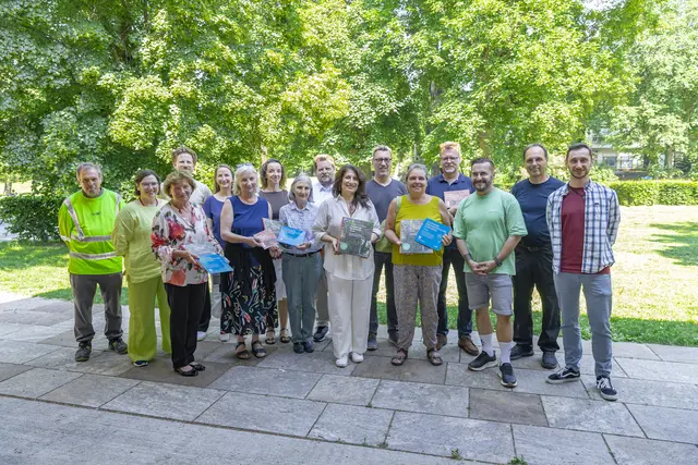 Menschengruppe bei der Vorgarten-Prämierung.