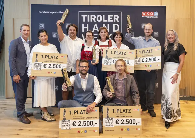 Spartenobmann Franz Jirka (l.) und Spartengeschäftsführerin Karolina Holaus (r.) gratulierten den Gewinnern des „Goldenen Max“ beim Tiroler Handwerkspreis 2026. | Foto: WK-Tirol/Die Fotografen