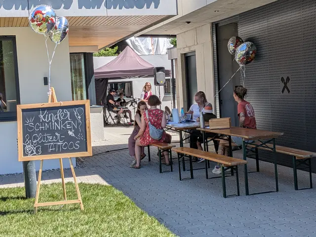 Beim Kinderschminken gab es auch Glitzer-Tatoos