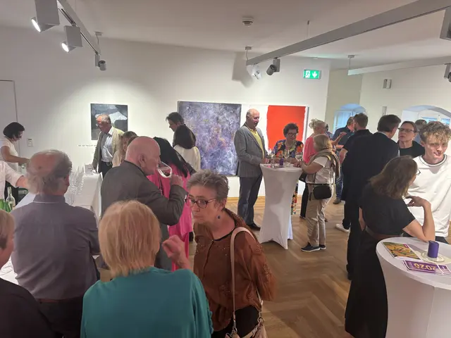 Bei der Vernissage kamen die Gäste ins Gespräch.