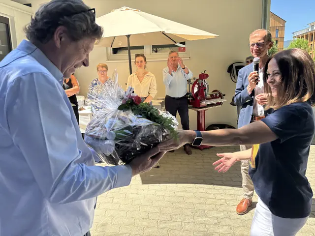 Hausherr Michael Schmidt wurde ebenfalls beschenkt. | Foto: MeinBezirk/Helmut Riedl