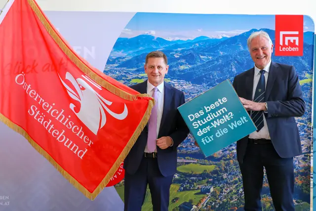 Bürgermeister Kurt Wallner (l.) und Rektor der Montanuniversität Peter Moser mit Flagge