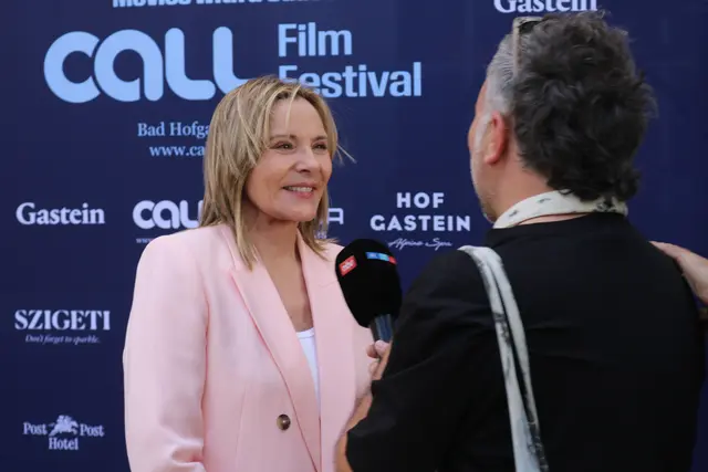 Hollywood Star Kim Cattrall mit strahlendem Lächeln heiß umschwärmt von Presse und Publikumsgästen. | Foto: Agnes Etzer