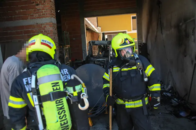 Die Feuerwehrleute konnten einen Traktorbrand auf einem Hof in Weißkirchen an der Traun bekämpfen und verhindern, dass die Flammen auf das Gebäude übergreifen. | Foto: laumat.at