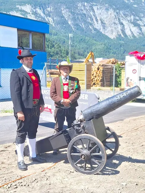3 Kanonenschüsse vom Landsturm zum Festakt.