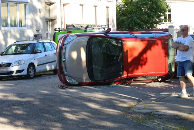 Nach einem Crash in der Welser Innenstadt überschlägt sich ein Citroen und bleibt auf der Fahrerseite liegen. | Foto: laumat.at