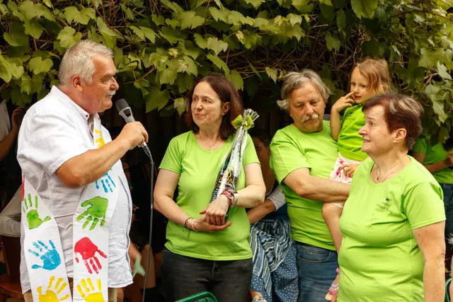 Diakon Martin Fladl, Eva und Klaus König mit Enkelin und Mama Monika.