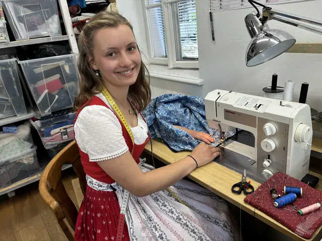 Die Liebe für das Nähen und die Trachten-Schneiderei hegt Veronika Sachenbacher bereit seit ihrer Kindheit. | Foto: Lisa Gold