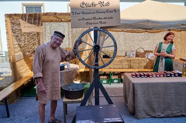 Bude mit hölzernem Glücksrad