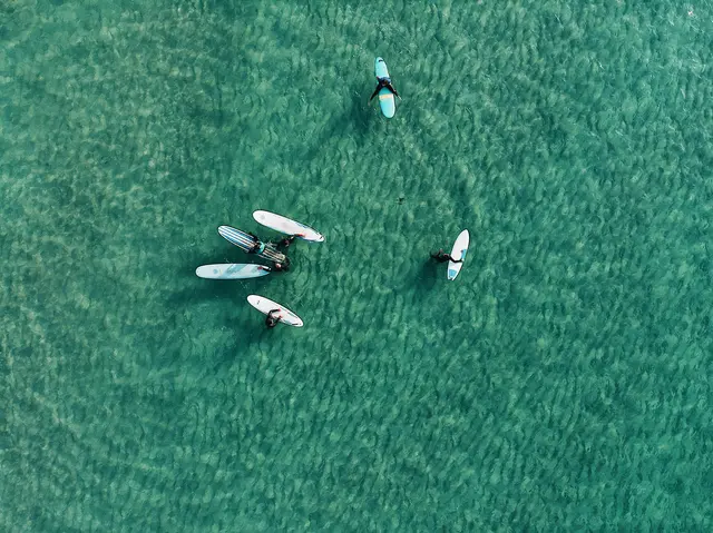 Wer an Surfen denkt, sieht vor dem inneren Auge meist das Meer und spürt den Sand unter den Füßen. | Foto: pexels / Maël BALLAND