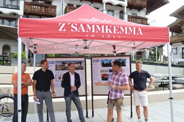 Vertreter von Gemeinde, Tourismusverband und Projektpartnern informierten in Söll über den Baustart der neuen Sennerei. | Foto:  TVB Wilder Kaiser