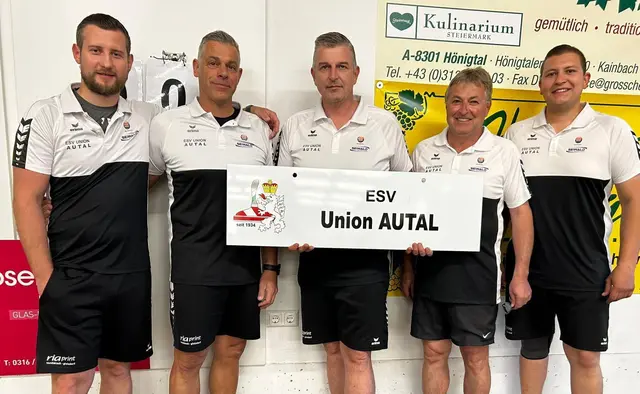 Haarscharf sind die Autaler Stocksportler am Einzug in das Viertelfinale gescheitert. Trost für die Karner-Brüder und Kollegen: ein Steherplatz. | Foto: ESV