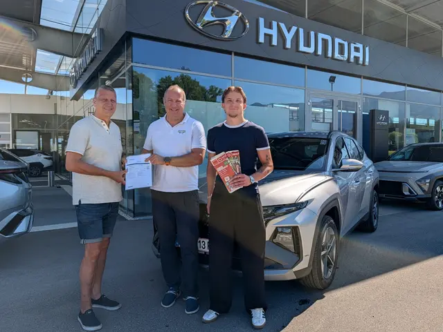 Martin Mayerhofer (Mitte), Motor Mayerhofer, und Leon Steinwender (rechts), Kundenbetreuung MeinBezirk Villach, übergaben die Matchtickets für das Länderspiel gegen Tunesien an den glücklichen Gewinner Dietmar Zmölnig (links). | Foto: digitallotsen.at