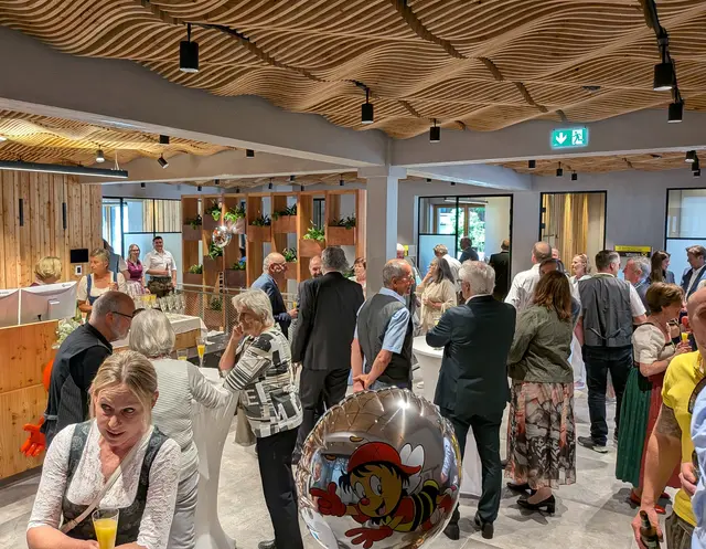 Großes Besucherinteresse herrschte bei der Eröffnungsfeier vom Raiffeisenhaus Kirchdorf