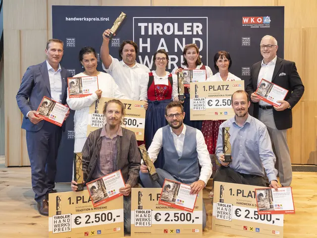 Spartenobmann Franz Jirka (l.) und Roland Leitner von MeinBezirk (r.) überreichten den Gewinnern des „Goldenen Max“  die Gutscheine für eine halbe Seite Gratis-PR in einer MeinBezirk-Ausgabe ihrer Wahl. | Foto: WK-Tirol/Die Fotografen