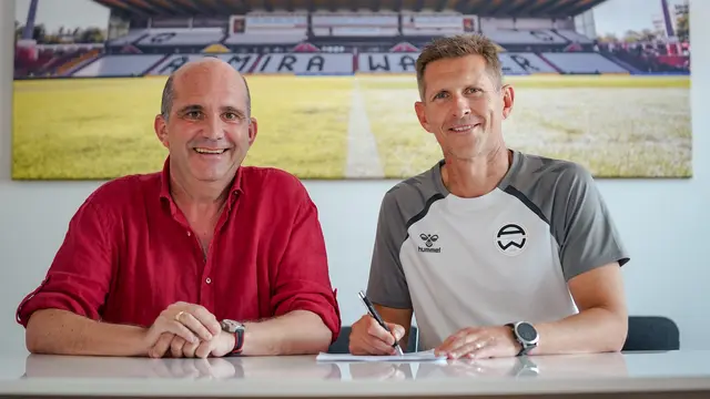 Vertrag unterzeichnet: Ralf Muhr und Harald Suchard. | Foto: Admira Wacker