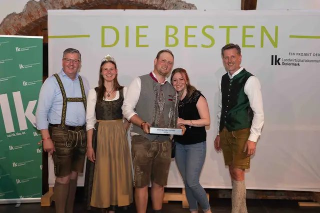 Winzer Christoph Lackner und Freundin Lisa Bäuchler (M.) freuen sich über den Landessieg in der Kategorie Schilcher Orts- und Riedenwein und über den Titel „Weingut des Jahres 2026“. Die Gratulanten: Präsident Andreas Steinegger (l.), Weinkönigin Magdalena (2. v. l.) und Weinbauchef Martin Palz (r.) | Foto: LK Steiermark/CrispyMotion