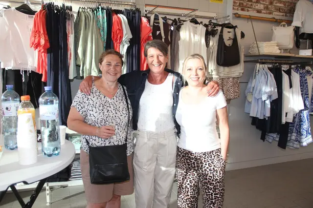 Shopping bis in die späten Abendstunden bei einem Glaserl Prosecco hieß es im Trend Center Mode. Chefin Brigitte Trimmel (in der Mitte) mit den Kundinnen Karin Ernst und Nina Peter.  | Foto: treilaf