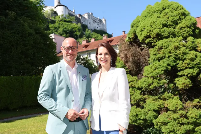 Tirols Wirtschaftslandesrat Mario Gerber mit Salzburgs Landeshauptfrau Karoline Edtstadler | Foto: Land Salzburg / Franz Neumayr