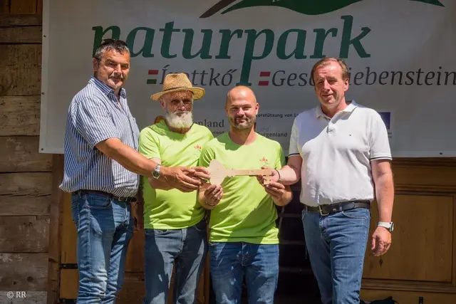 Schlüsselübergabe: Bürgermeister Martin Kramelhofer, Naturpark-Obmann Engelbert Kenyeri, Jürgen Setnicka und Landtagsabgeordneter Christian Drobits | Foto: Robert Rajkovits