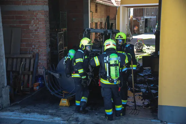 Die Feuerwehrleute konnten einen Traktorbrand auf einem Hof in Weißkirchen an der Traun bekämpfen und verhindern, dass die Flammen auf das Gebäude übergreifen. | Foto: laumat.at