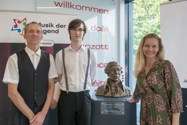 Von Links Christan Richter, Tristan Csaszar, Mag. art. Elisabeth Pratscher-Musil, BA, 