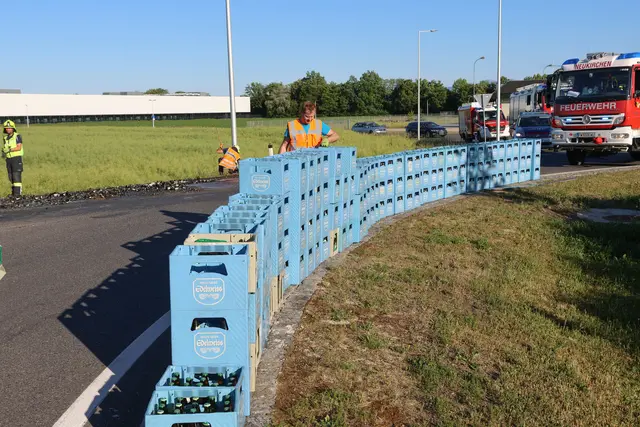 Aufgrund mangelhafter Ladesicherung verlor ein Transporter 180 Kisten und verteilte 3.600 Flaschen Bier auf der Fahrbahn bei Neukrichen bei Lambach. | Foto: laumat.at