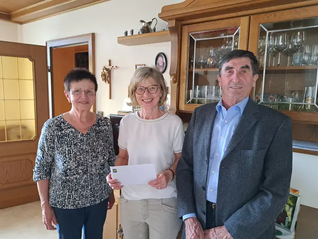 Seniorenobmann Ernst Gaida und Regponsbetreuerin Christine Kubik gratulierten Leopoldine Schweinberger zu ihren 70. Geburtstag. | Foto: Gaida