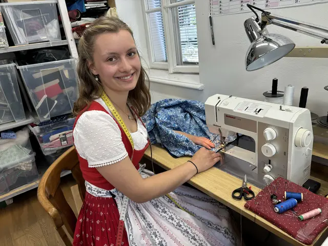 Die Liebe für das Nähen und die Trachten-Schneiderei hegt Veronika Sachenbacher bereit seit ihrer Kindheit. | Foto: Lisa Gold