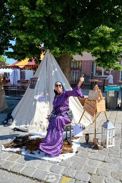Dame in violett