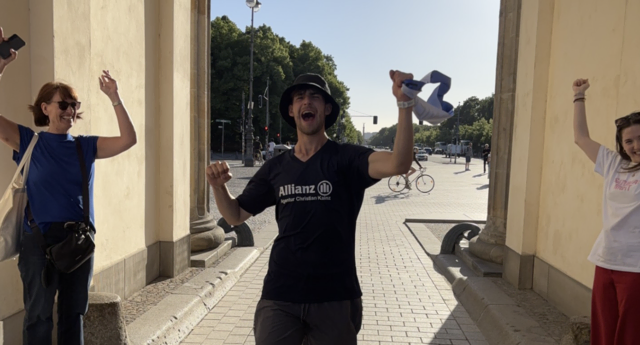 Simon Schön beim "Zieleinlauf" durch das Brandenburger Tor in Berlin. | Foto: Schön