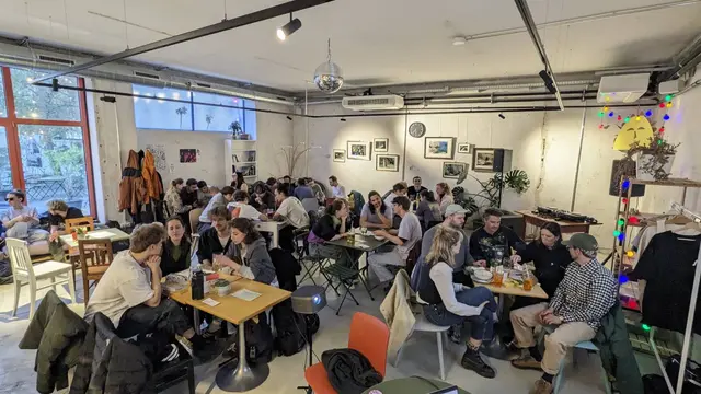 Zur WM verwandelt sich der begrünte Innenhof des Flash-Cafés in ein Wohnzimmer-Viewing mit 65 Plätzen, bei Regen findet das Public Viewing drinnen statt. | Foto: Sebastian Frik/Flash-Café