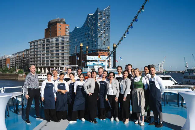 Spektakuläre Kulisse: Vor der Elbphilharmonie in Hamburg durfte das Gruppenfoto nicht fehlen.