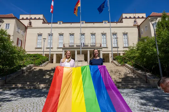 Landeshauptmann-Stellvertreterin Anja Haider-Wallner und Landesrätin Mag.a (FH) Daniela Winkler (v.r.) mit der Regenbogenfahne vor dem Landhaus Alt. | Foto: Büro LRin Winkler/Christoph Novak