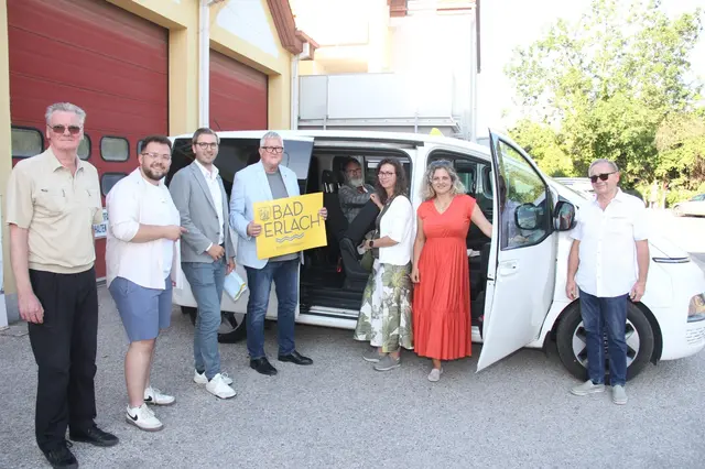 Die Mitglieder des Gemeinderats und Bürgermeisterin Bärbel Stockinger (im roten Kleid) nahmen den Shuttle Dienst in Anspruch der allen Gästen zur Verfügung stand in Anspruch um auch in die "Außenbezirke" zu gelangen. | Foto: treilaf