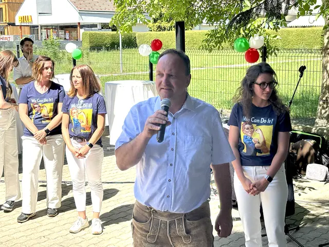 Vizebürgermeister Gerd Holzer überbrachte stellvertretend die Glückwünsche der Frau Bürgermeisterin. | Foto: MeinBezirk/Helmut Riedl