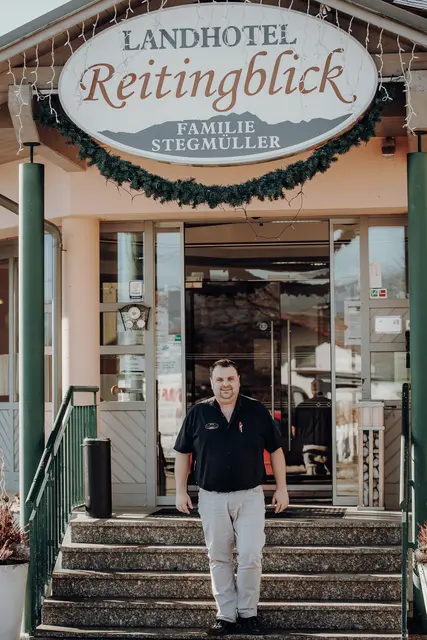 Thomas Stegmüller vor dem Eingang zum Landhotel Reitingblick