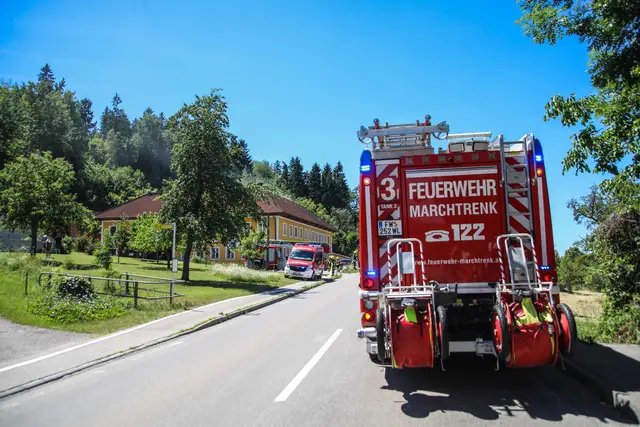 Die Feuerwehrleute konnten einen Traktorbrand auf einem Hof in Weißkirchen an der Traun bekämpfen und verhindern, dass die Flammen auf das Gebäude übergreifen. | Foto: laumat.at