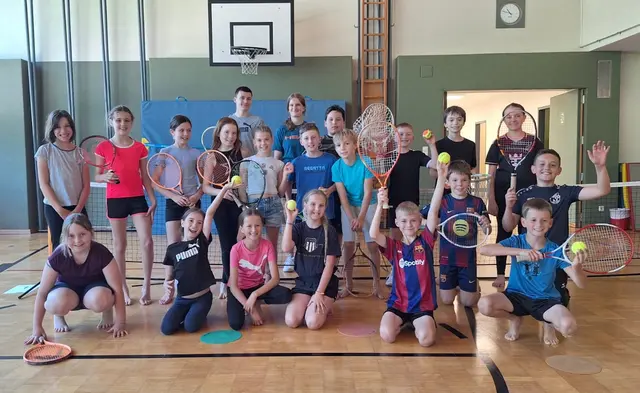 "Tennis im Turnsaal": Unter der Anleitung von Annika Mikenda und Yoshua Oettert konnten die Pfandler Volksschul-Kids erste Tenniserfahrungen sammeln. | Foto: TC Bad Ischl