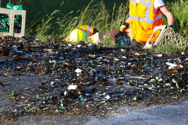 Aufgrund mangelhafter Ladesicherung verlor ein Transporter 180 Kisten und verteilte 3.600 Flaschen Bier auf der Fahrbahn bei Neukirchen bei Lambach. | Foto: laumat.at