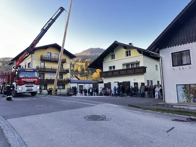 Menschen und Feuerwehrauto am Marktplatz